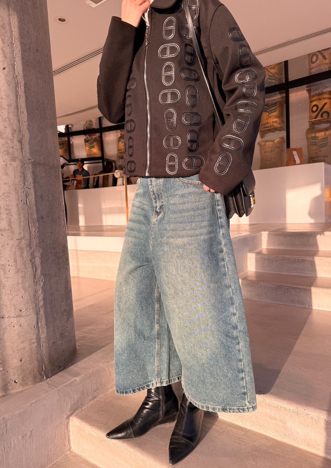 Wide-Leg Midi Jeans