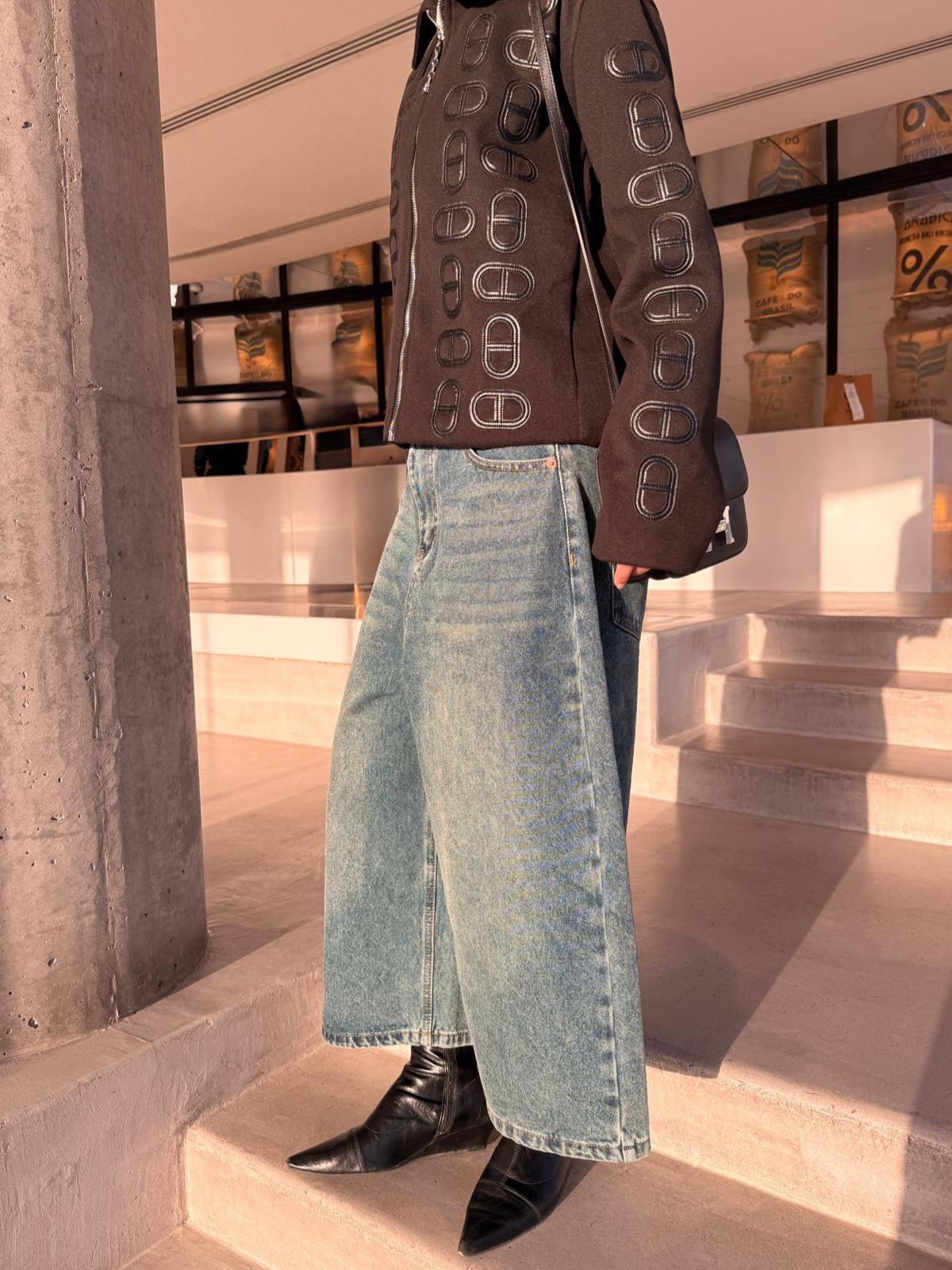 Wide-Leg Midi Jeans